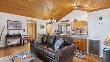 Nhà, nhiều giường, ban công, quang cảnh vườn (Grey Moose Lodge) | Khu phòng khách | TV màn hình phẳng 42-inch có truyền hình kỹ thuật số, lò sưởi