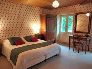 4 bedrooms, desk, iron/ironing board, free WiFi