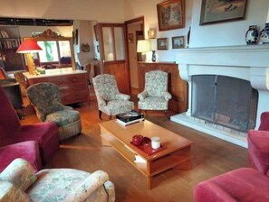 Télévision, table de tennis de table, livres