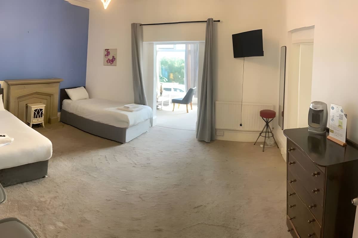 Chambre Triple Deluxe, salle de bains attenante, vue mer