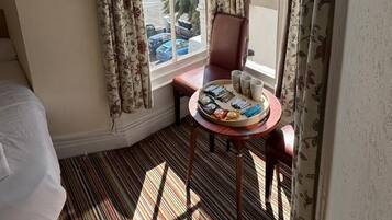 Chambre Triple Standard, salle de bains attenante, vue mer