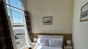 Standaard tweepersoonskamer, en-suite badkamer, uitzicht op zee