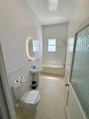 Quadruple Room, Ensuite, Sea View | Bathroom