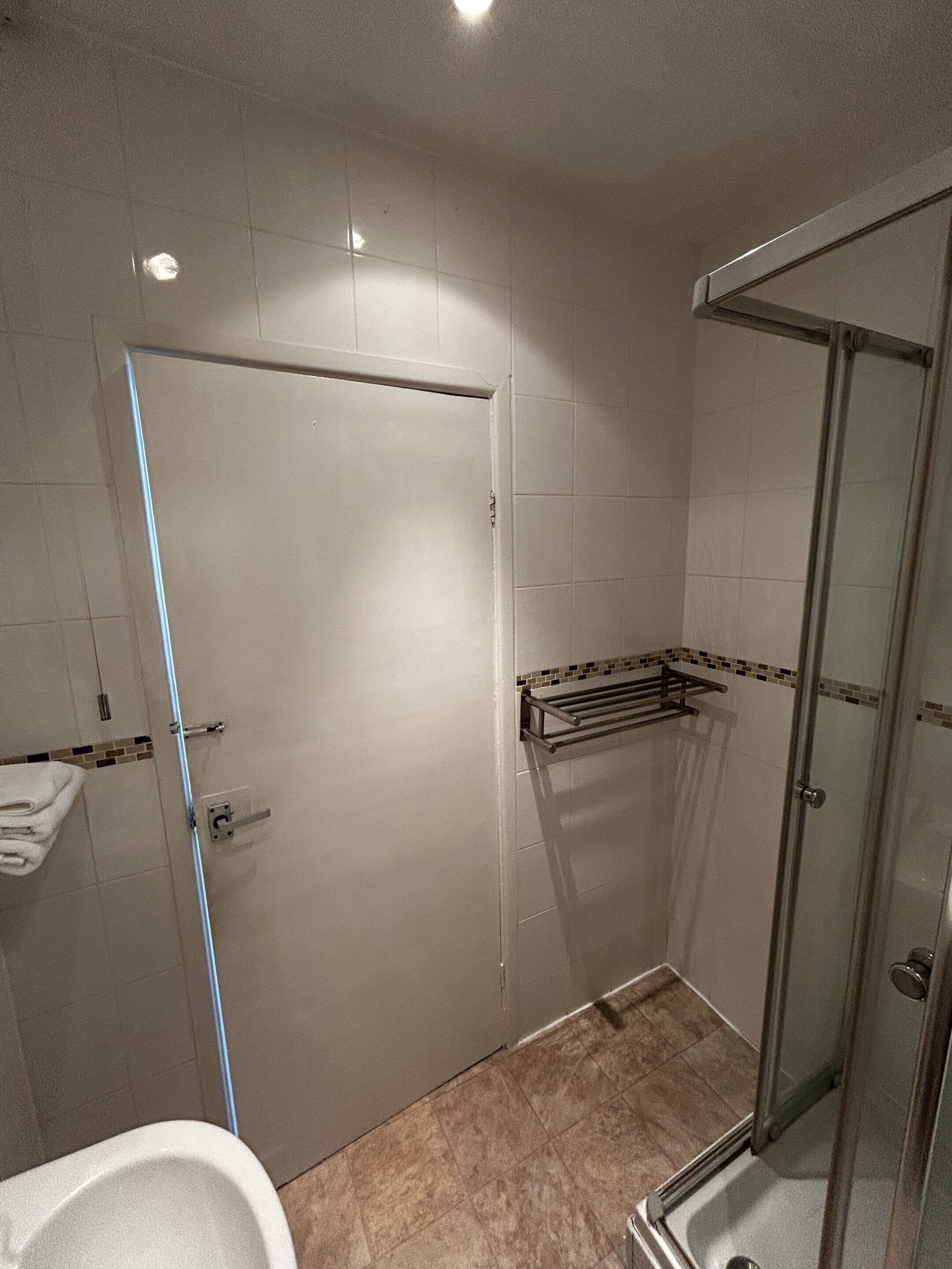 Un baño con ducha, inodoro y lavamanos.