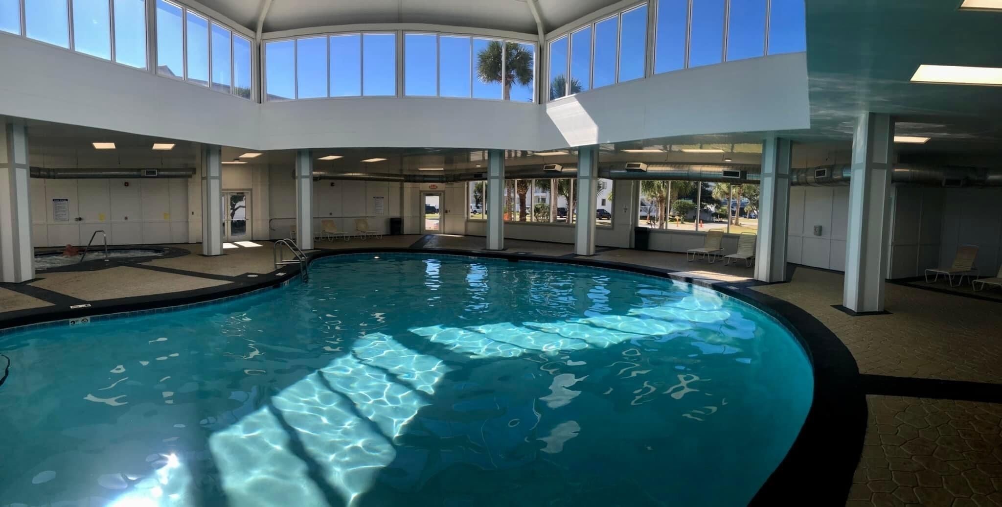 Inomhuspool och utomhuspool