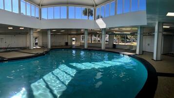 Inomhuspool och utomhuspool