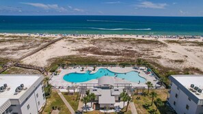Et hotel med swimmingpool, adgang til stranden og udsigt over havet.