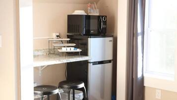 雪櫃、微波爐、咖啡機/沖茶器、廚房用具/餐具/器皿