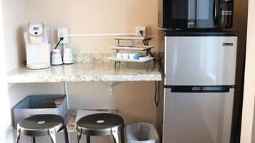 雪櫃、微波爐、咖啡機/沖茶器、廚房用具/餐具/器皿