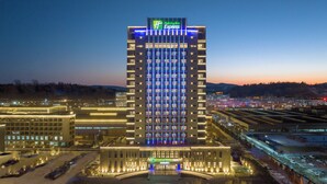 A Holiday Inn Express hotel with a modern design, featuring a prominent entrance and multiple floors. - Holiday Inn Express Liaoyuan Economic Development Zone by IHG (Liaoyuan)