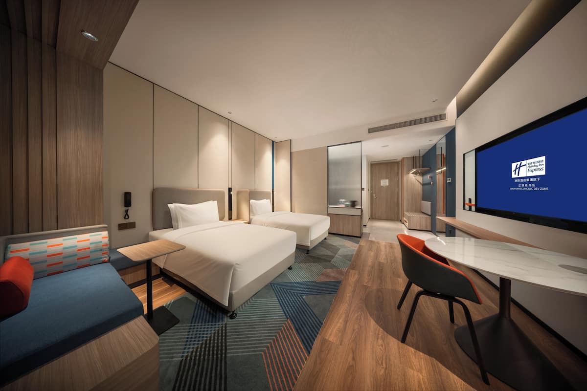 Soundproofing, free WiFi, bed sheets