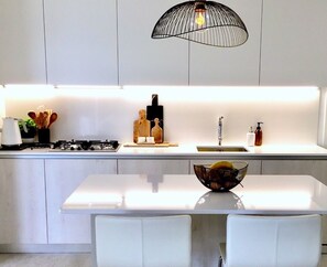 Frigorifero, microonde, forno, piano cottura