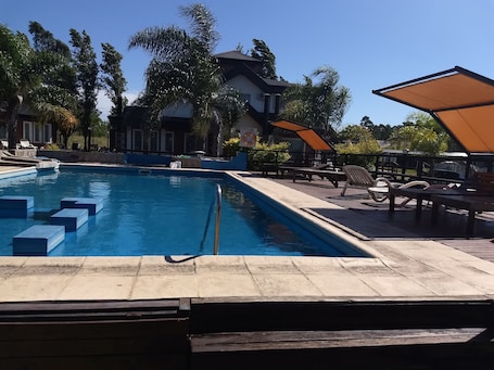 Una piscina al aire libre. Complejo La Loma
