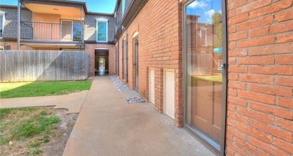 *NEW* ★ Family sized Condo Near Downtown with FastWi-Fi and exclusive balcony!★