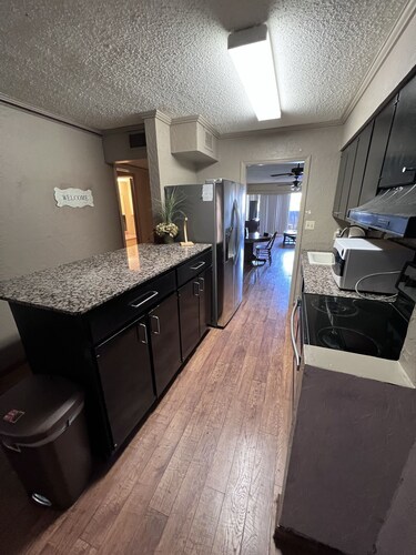 *NEW* ★  Family sized Condo Near Downtown with FastWi-Fi and exclusive balcony!★