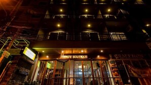 Un edificio con un letrero de Honey Boutique, varios pisos y un restaurante Saffron.