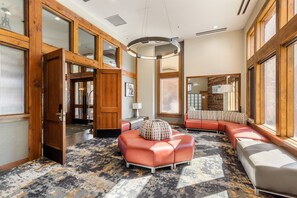 公寓客房, 1 張特大雙人床和 1 張沙發床, 熱水浴缸, 山景 | 住宿內部