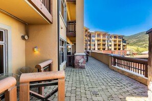 Appartement, 1 kingsize bed met slaapbank, bubbelbad, uitzicht op bergen | Uitzicht vanuit de kamer