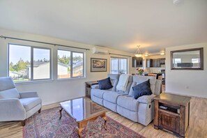 TV - Pet-Friendly Poulsbo Abode w/ Mountain Views! (Poulsbo)
