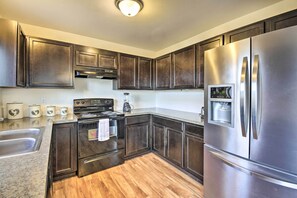 Fridge, microwave, stovetop, dishwasher - Pet-Friendly Poulsbo Abode w/ Mountain Views! (Poulsbo)