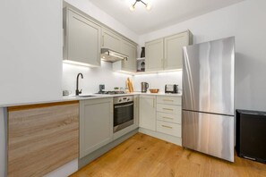 Casa (3 Bedrooms) | Cocina privada | Microondas, horno, cafetera y tetera y máquina de hielo 