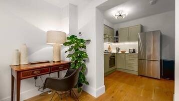 Microwave, oven, mesin pembuat kopi/teh, dan pembuat es