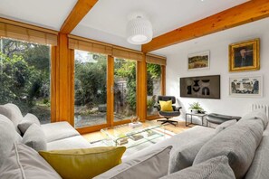 House (3 Bedrooms) | Living area