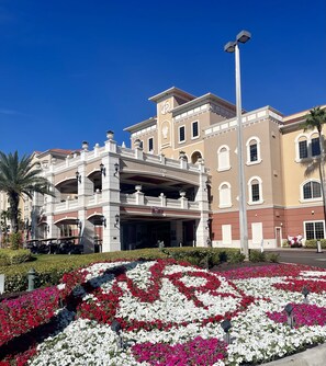 Point of interest - Plenty of room for a fun getaway, very close to all theme parks and attractions. (Kissimmee)