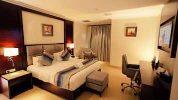 Habitación doble estándar, 1 habitación, baño privado, vista a la ciudad | Caja de seguridad en la habitación y decoración personalizada