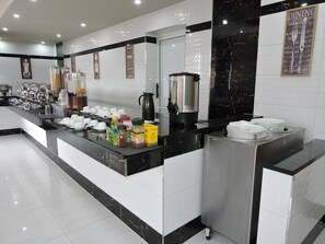 3 restaurants; breakfast, lunch, and dinner served