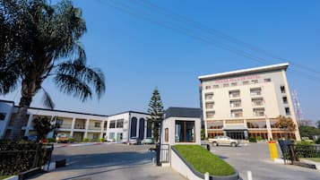 Vista frontal de la propiedad