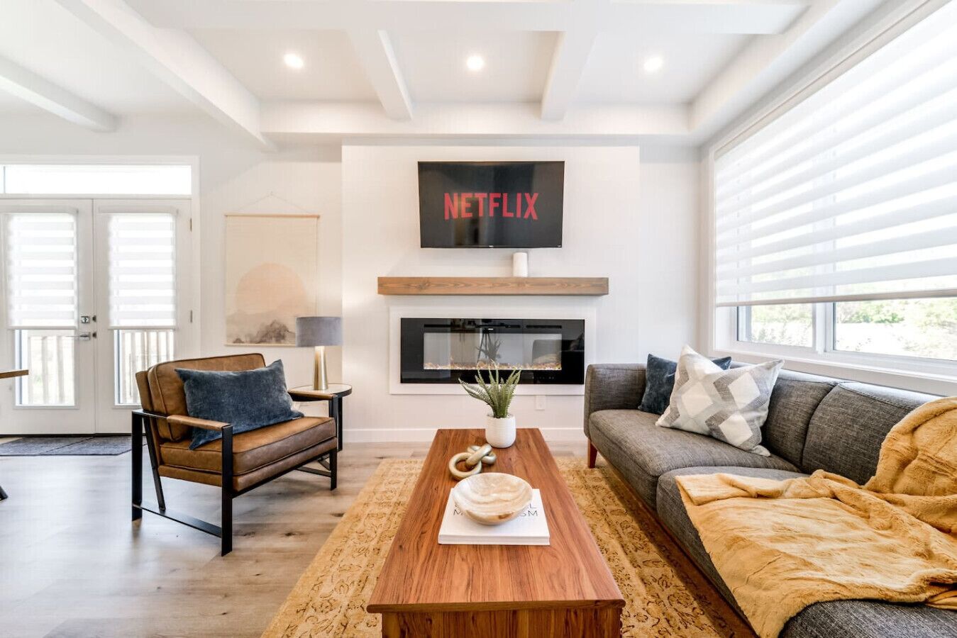 Smart-tv, pejs, bøger, kontorer