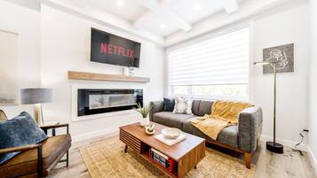 スマートテレビ、暖炉、書庫、書斎 / ワークスペース