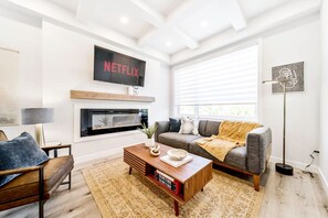 Smart-TV, Kamin, Bücher, Arbeitsbereiche