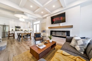 Smart TV, chimenea, libros y oficina