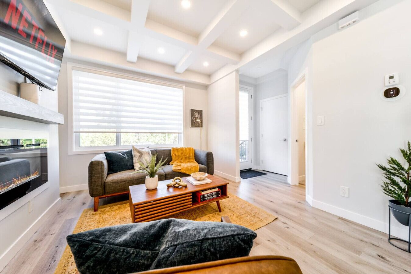 Smart-TV, peis, bøker og kontorer