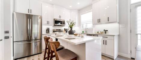 Refrigerador, microondas, horno y parrilla de estufa