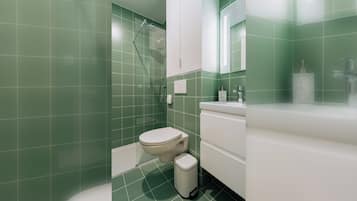 Een douche, een haardroger, shampoo