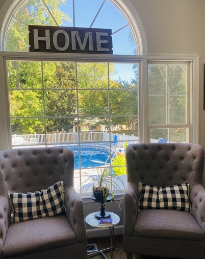 Location Location, spacious 5Br 4 bath house in oldtown w/hot tub & firepit.