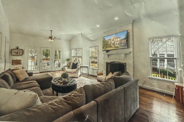 Smart TV, chimenea, estéreo y monitor de computadora 