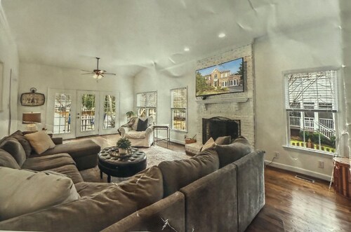 Location Location, spacious 5Br 4 bath house in oldtown w/hot tub & firepit.