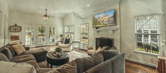 Location Location, spacious 5Br 4 bath house in oldtown w/hot tub & firepit.