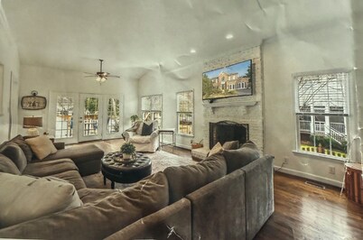 Location Location, spacious 5Br 4 bath house in oldtown w/hot tub & firepit.