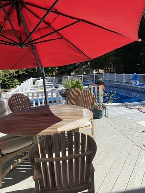 Outdoor dining - Location Location, spacious 5Br 4 bath house in oldtown w/hot tub & firepit. (Alexandria)