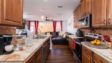 Casa, varias camas, patio | Cocina privada | Refrigerador, microondas, horno y parrilla de estufa