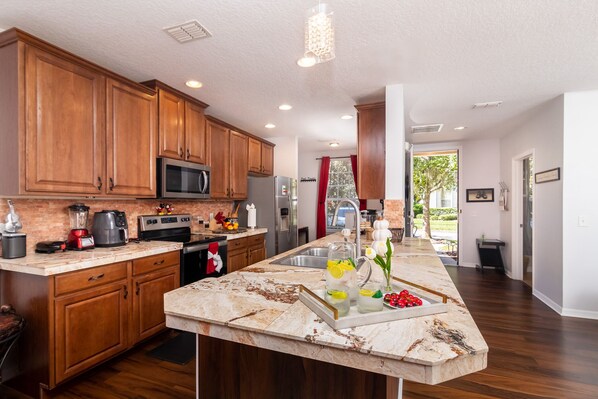 House, Multiple Beds, Patio | Private kitchen | Fridge, microwave, oven, stovetop - Villa Sol (Kissimmee)