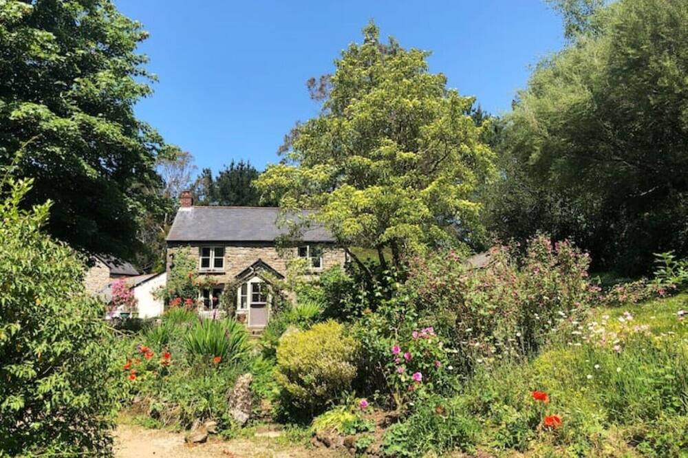 Dog friendly cottage w\/woodland & lake @coskewis