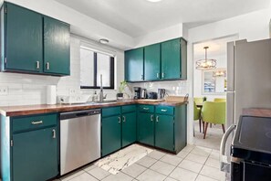 Fridge, microwave, oven, stovetop - Centralized 3bd/3bath Home: DIA/Hwy/3ntertainment! (Aurora)