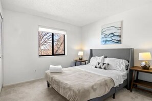 3 bedrooms, desk, iron/ironing board, free WiFi - Centralized 3bd/3bath Home: DIA/Hwy/3ntertainment! (Aurora)