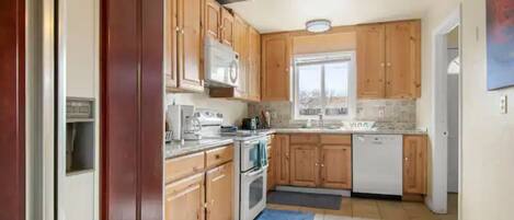 Refrigerador, microondas, horno y utensilios de cocina